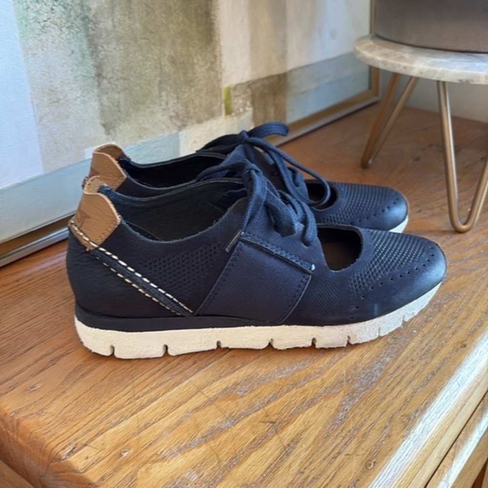 👘 Otbt navy blue Mary Jane sneakers: